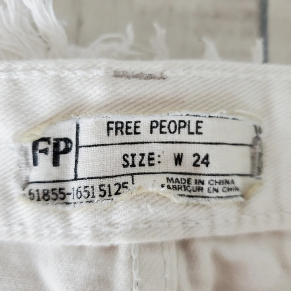 Free People Runaway Slouch Cutoffs Button Fly Cream Denim Size 24 Festival - Picture 3 of 16